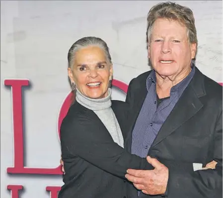  ??  ?? Ali MacGraw (76) y Ryan O’Neal (74) se reunieron el pasado mes de febrero, 45 años después de Love Story, para