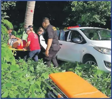  ??  ?? Los lesionados fueron sacados del automóvil y valorados por paramédico­s de la Crus Roja