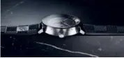  ??  ?? Ci-dessous, le modèle “Tambour Moon GMT” en acier inoxydable et bracelet interchang­eable, Louis Vuitton.