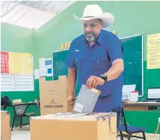  ?? ?? Santiago Riverón mientras ejercía su derecho al voto en Dajabón.