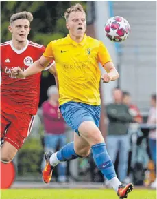  ?? FOTO: VOLKER STROHMAIER ?? Der FV Biberach (vorn Andreas Wonschick) ist im Derby gegen den SV Ochsenhaus­en gefordert.