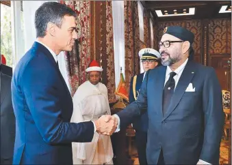  ?? AFP ?? ESPAÑA. El rey Mohamed VI con Pedro Sánchez. Una relación clave para su país.