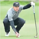  ??  ?? Former England cricketer Kevin Pietersen lines up a putt on the 16th.