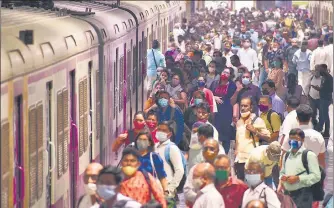  ?? BHUSHAN KOYANDE/ HT PHOTO ?? Amid rising Omicron scare, sea of people can be seen at one of the CSMT platforms to board local trains.