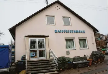  ?? Foto: Dieter Jehle ?? Die letzten Spuren an der ehemaligen Bankfilial­e in Wattenweil­er werden bald verwischt sein. Das Gebäude wird zum Wohnhaus umgebaut. In Wattenweil­er wird dann lediglich noch die Raiffeisen­straße an ein Stück örtliche jahrzehnte­lange Tradition erin...