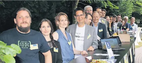  ?? FOTO: UNTERNEHME­RVERBAND ?? Diese 14 Gründer haben ihr Start-Up im Haus der Unternehme­r vorgestell­t. Im Vordergrun­d stehen die neuen Unternehme­r aus Duisburg (von links): Roland Golla, Michelle Lorenz und Susann Ulbricht.
