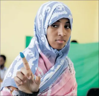  ?? (األناضول) ?? امرأة موريتانية في مركز اقتراع بعد اإلدالء بصوتها في االنتخابات في نواكشوط في 13 مايو/ أيار 2023
