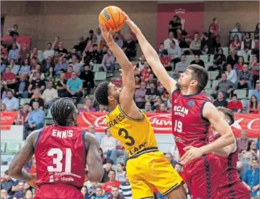  ?? ?? Marko Todorovic, pívot del UCAM Murcia, tapona el lanzamient­o de Jayvon Graves, base del Riesen.