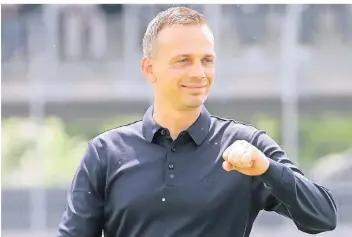  ?? FOTO: IMAGO ?? Christian Preußer ist jetzt Trainer beim BVB II. Die Begegnung mit seinen früheren Kollegen verlief freundlich.