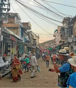  ?? TRUPTI BIRADAR/STUFF ?? Walking through Bundi market.