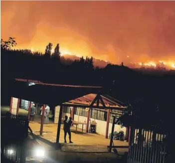  ?? FOTO: JUAN FARIAS ?? El viento extendió el incendio hacia sectores habitados de Portezuelo, donde en las últimas horas se trabajaba en el combate de las llamas.