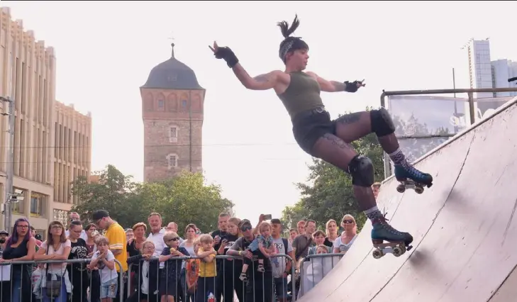  ?? ?? Chemnitz arbeitet mit dem Festival »Kosmos«, das auch Skater anlockt, am jugendlich­en Image. Aktuelle Streichplä­ne bei der Jugendhilf­e untergrabe­n dieses allerdings.