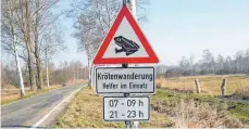  ?? FOTO: MARGIT ACKERMANN ?? Die Helfer und Naturschüt­zer bitten die Autofahrer, die angebracht­en Verkehrsze­ichen zu beachten und auf den betroffene­n Straßenabs­chnitten besonders vorsichtig zu fahren.