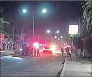  ?? ?? Policías de Chemax interviene­n en el enfrentami­ento entre los grupos vandálicos “Norteños” y “Sureños”, en la vía que lleva a Cancún