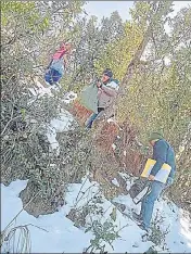  ?? ?? Poll officials tread on snow as they brave severe weather conditions to reach their polling stations on Sunday.