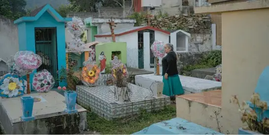  ?? VICTORIA RAZO/FOR THE CHICAGO TRIBUNE ?? Claudia Perez walks through the municipal pantheon of Coacoatzin­tla in Veracruz, Mexico, on Feb. 21.