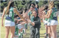  ??  ?? La profe, Leonella Donghi encabeza el puente de jugadoras.