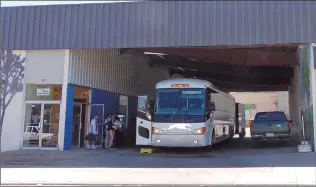  ?? NEWS PHOTO COLLIN GALLANT ?? The 2 p.m. Greyhound to Calgary pulls out of the company's depot in downtown Medicine Hat on Monday. The company announced plans to close all but one Western Canadian route as of Oct. 31, while smaller transport companies now decide how big they want to go.