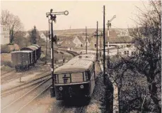  ?? FOTO: ARCHIV HOLTZ ?? Dieses Bild zeigt, wie vor Jahrzehnte­n ein Zug in den Bereich des Ehinger Bahnhofs einfährt.