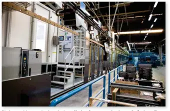  ??  ?? Die Automatisi­erung mit roboterbas­ierter Blechumfor­mung, und mehreren Großanlage­n für Zuschnitt und Stanzen von Blechen unterstütz­t die Mitarbeite­r bei der Herstellun­g von Bauteilen.