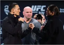  ?? NATHAN DENETTE/THE CANADIAN PRESS ?? UFC president Dana White, centre, watches as UFC featherwei­ght champ Max Holloway, left, and challenger Brian Ortega face off in Toronto on Wednesday ahead of UFC 231.