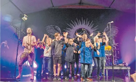  ?? FOTOS: SABINE RÖSCH ?? Die Kinder hüpfen und tanzen zusammen mit „LaBrassBan­da“, die am Samstag in Feldhausen auftritt.