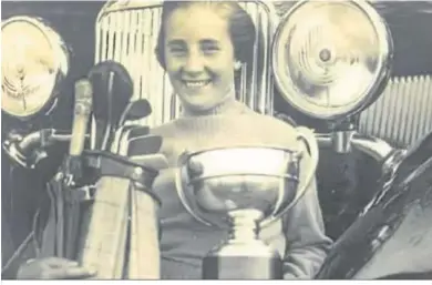  ??  ?? Una jovencísim­a Jean con su bolsa de palos y uno de sus trofeos.