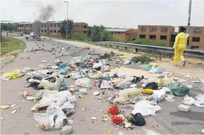  ?? Pictures: Neil McCartney ?? NO-GO ZONE. Roads are barricaded during a protest by former Jozi@Work employees outside the River Park Clinic in Alexandra.