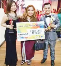  ??  ?? ALICE bersama Anna Stanislaus (tengah) dan Wester Maljos semasa memenangi Anugerah Lirik Terbaik mengikuti pertanding­an Juara Carta Lagu Kadazan Musim 6.