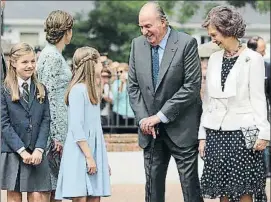  ?? BALLESTERO­S / EFE ?? Juan Carlos y Sofía sonríen a Leonor, junto a Sofía y Letizia