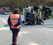  ??  ?? Mascherine a rischio Il mezzo che trasportav­a le protezioni inviate dalla Regione, poi comunque consegnate (a destra)