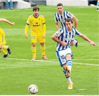  ?? JAVIER ETXEZARRET­A / EFE ?? El realista Oyarzabal ejecuta el penalti del 1-0.