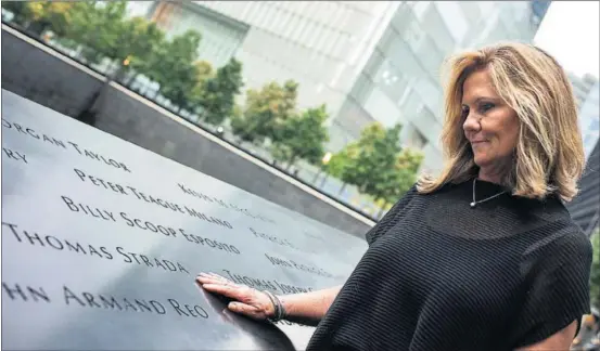  ?? / JOANA TORO ?? Sara Terry, quien quedó viuda en el ataque a las Torres Gemelas, anteayer en el monumento conmemorat­ivo en Nueva York.