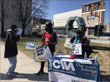  ?? KATHLEEN E. CAREY - MEDIANEWS GROUP ?? Advocates spread over several locations to gather signatures to protect Chester’s air and water.