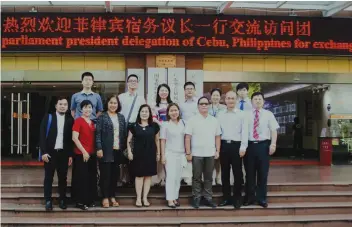  ?? SUPERBALIT­A FOTO / ROGER E. VALLENA ?? VISIT. Officials of St. Stamford Modern Cancer Hospital Guangzhou join the delegates from Cebu ( front row, from left) Harrison Lu, of Cebu Intellicar­e; Rosa Sy, businesswo­man; Dr. Rosario Arco of the University of San Carlos; Dr. Ester Concha of Cebu...