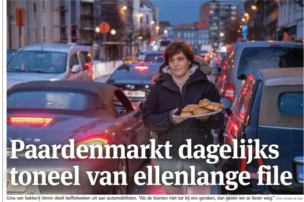  ?? FOTO PATRICK DE ROO ?? Gina van bakkerij Veron deelt koffiekoek­en uit aan automobili­sten. “Als de klanten niet tot bij ons geraken, dan geven we ze liever weg.”