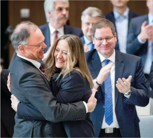  ?? Foto: dpa/Julian Stratensch­ulte ?? Die neue Landtagspr­äsidentin Gabriele Andretta wird vom künftigen Ministerpr­äsidenten Stephan Weil zu ihrer Wahl beglückwün­scht.