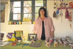  ?? FOTOS: FRANCO BUCCI ?? IDEAS. Marcela Ferreyra y su velas artesanale­s. Germán Alles creó una pyme de cervezas artesanale­s en el extremo sur del país.