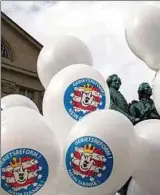  ??  ?? Luftballon­s mit der Aufschrift „Gebietsref­orm? Nein Danke!“wehten am . März zum Auftakt der Unterschri­ftenaktion gegen die Thüringer Gebietsref­orm vor dem Goethe- und Schiller-denkmal in Weimar.
Foto: Arifoto UG