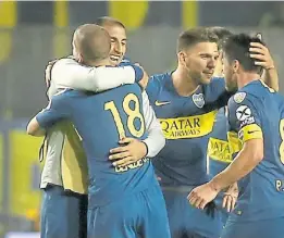  ?? FOTOBAIRES ?? Abrazo y competenci­a. Entre Wanchope y Benedetto.