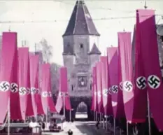  ?? Foto: Stadtmuseu­m Aichach ?? Der erste existieren­de Farbfilm über Aichach (hier am Unteren Tor) zeigt den Kreisparte­itag der NSDAP aus dem Jahr 1938.