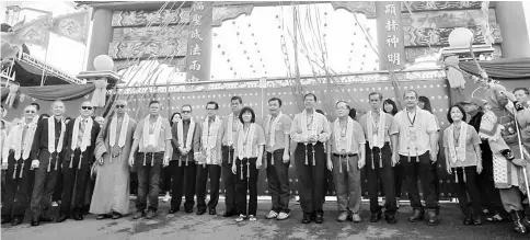  ??  ?? Lee (front, seventh left), Ahmad Lai on his right and Piasau assemblyma­n Datuk Sebastian Ting (front, sixth right) with other guests in a group photo prior to the official opening ceremony of Hwa Kwan Temple’s new block in Taman Tunku.