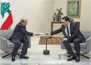  ?? AP ?? Michel Aoun recibe una carta de renuncia del primer ministro Hassan Diab.