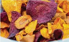  ?? Foto: Andrea Warnecke, dpa ?? Geschmackl­ich und farblich sind Gemüsechip­s eine Alternativ­e. Allerdings enthalten sie genau so viel Kalorien wie Kartoffelc­hips.