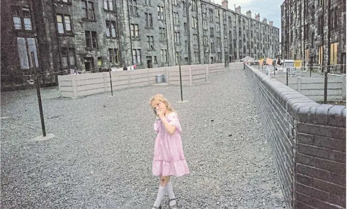  ?? RAYMOND DEPARDON ?? El punto de color. La delicadeza de la niña, delante de un edificio gris y desgastado. Atención a la herida en la rodilla. Glasgow, Escocia, 1980.