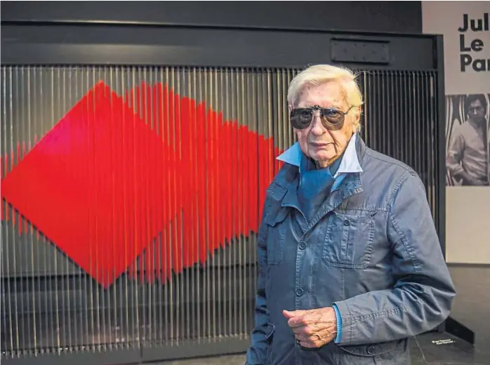  ?? (FOTOGRAFÍA­S NARANJA) ?? “Láminas Reflectant­es”. El rombo rojo está en el ingreso a Casa Naranja. El artista de 90 años llegó el martes a Córdoba.