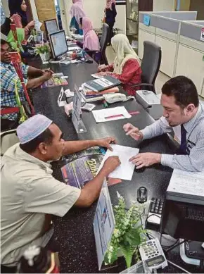  ?? [FOTO HIASAN] ?? Bekerja biar ikhlas kerana Allah bukan mengharapk­an anugerah atau pujian.