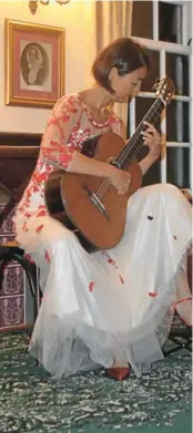  ?? Picture: JON HOUZET ?? CLASS ACT: Italian classical guitarist Cinzia Milani performs at Richmond House last Friday evening