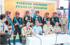  ?? FOTO: EL HERALDO ?? los jeaes militanes esla-oles natiácanon el convenio junto a su colegas hondune-os ayen en el estado Mayon conjunto.