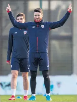  ??  ?? A LA ESPERA. Aduriz, en la sesión de ayer con Córdoba por detrás.